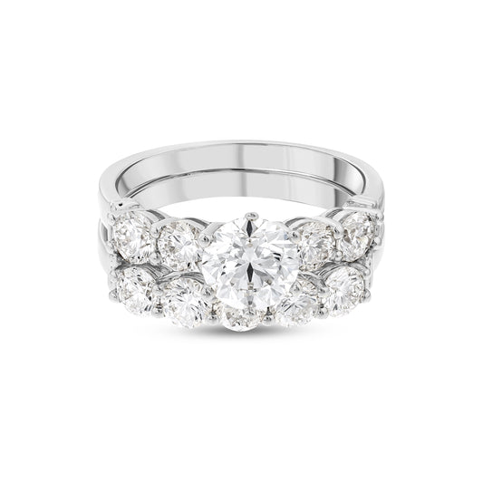 خاتم ألماس دائري لامع مرصع بهالة من الألماس